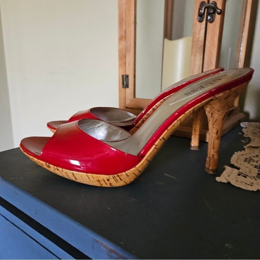 Guess Red Patent Platform Heels Size 8 – Bold Fashion Statement - Picture 6 of 11